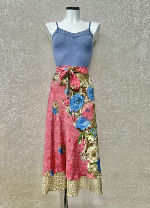 Vintage sari wikkelrok uit India, die aan twee kanten te dragen is. Dubbelzijdig dus! Gemaakt van tweedehands sari's dus elke rok is uniek. Past met maten XS-XXL. Upcycled en recycled fashion uit India.