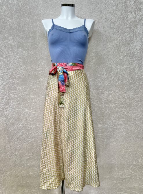 Vintage sari wikkelrok uit India, die aan twee kanten te dragen is. Dubbelzijdig dus! Gemaakt van tweedehands sari's dus elke rok is uniek. Past met maten XS-XXL. Upcycled en recycled fashion uit India.