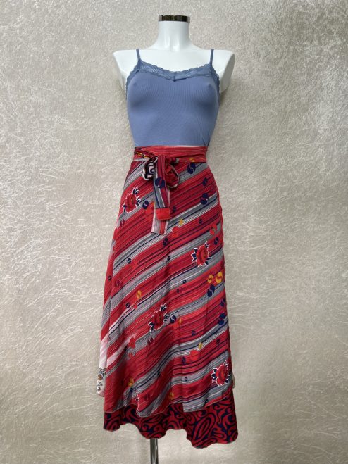Vintage sari wikkelrok uit India, die aan twee kanten te dragen is. Dubbelzijdig dus! Gemaakt van tweedehands sari's dus elke rok is uniek. Past met maten XS-XXL. Upcycled en recycled fashion uit India.