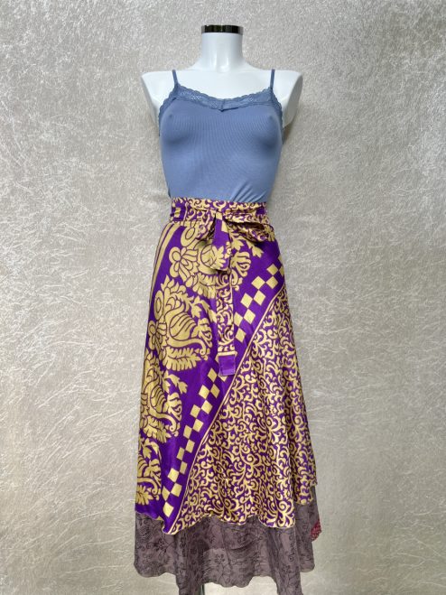 Vintage sari wikkelrok uit India, die aan twee kanten te dragen is. Dubbelzijdig dus! Gemaakt van tweedehands sari's dus elke rok is uniek. Past met maten XS-XXL. Upcycled en recycled fashion uit India.