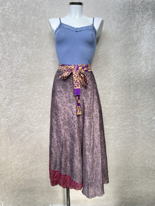 Vintage sari wikkelrok uit India, die aan twee kanten te dragen is. Dubbelzijdig dus! Gemaakt van tweedehands sari's dus elke rok is uniek. Past met maten XS-XXL. Upcycled en recycled fashion uit India.