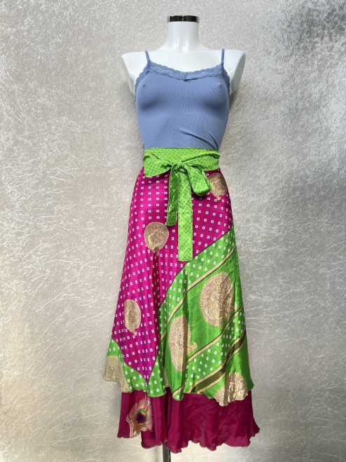 Vintage sari wikkelrok uit India, die aan twee kanten te dragen is. Dubbelzijdig dus! Gemaakt van tweedehands sari's dus elke rok is uniek. Past met maten XS-XXL. Upcycled en recycled fashion uit India.