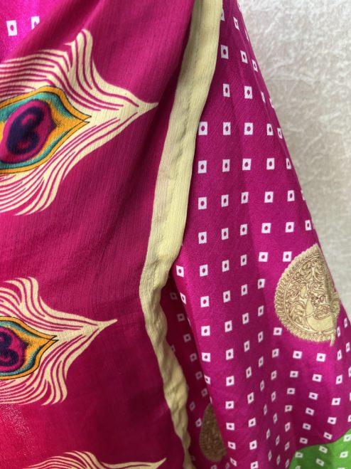 Vintage sari wikkelrok uit India, die aan twee kanten te dragen is. Dubbelzijdig dus! Gemaakt van tweedehands sari's dus elke rok is uniek. Past met maten XS-XXL. Upcycled en recycled fashion uit India.