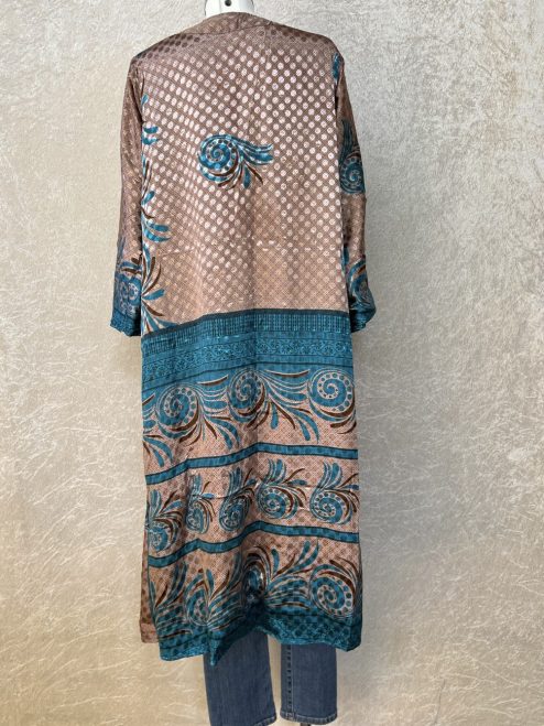 Unieke kimono uit India gemaakt van vintage sari stof. De kimono is reversible, dus aan twee kanten te dragen! Elke kimono is uniek omdat deze gemaakt is van gerecycled sari materiaal van twee sari's. Upcycled - er een nieuw product van maken, is beter voor het milieu, en bovendien draag je dus iets unieks.