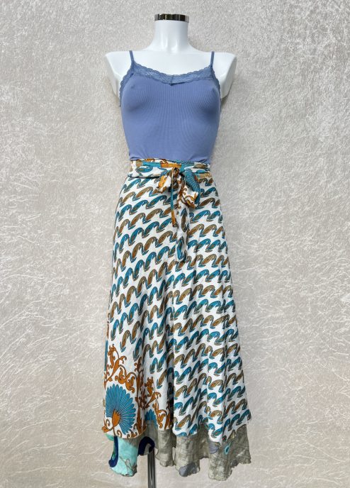 Vintage sari wikkelrok uit India, die aan twee kanten te dragen is. Dubbelzijdig dus! Gemaakt van tweedehands sari's dus elke rok is uniek. Past met maten XS-XXL. Upcycled en recycled fashion uit India.