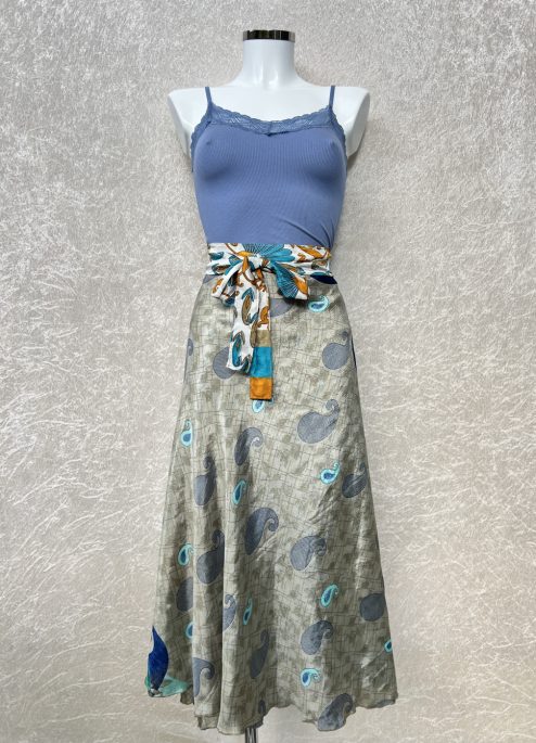 Vintage sari wikkelrok uit India, die aan twee kanten te dragen is. Dubbelzijdig dus! Gemaakt van tweedehands sari's dus elke rok is uniek. Past met maten XS-XXL. Upcycled en recycled fashion uit India.