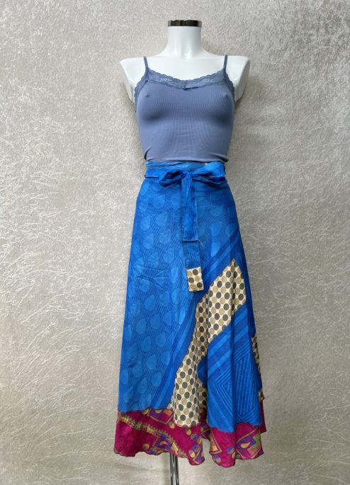 Vintage sari wikkelrok uit India, die aan twee kanten te dragen is. Dubbelzijdig dus! Gemaakt van tweedehands sari's dus elke rok is uniek. Past met maten XS-XXL. Upcycled en recycled fashion uit India.