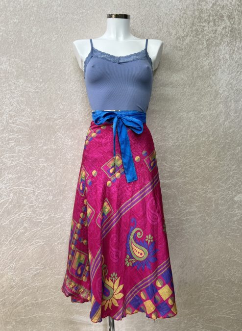 Vintage sari wikkelrok uit India, die aan twee kanten te dragen is. Dubbelzijdig dus! Gemaakt van tweedehands sari's dus elke rok is uniek. Past met maten XS-XXL. Upcycled en recycled fashion uit India.
