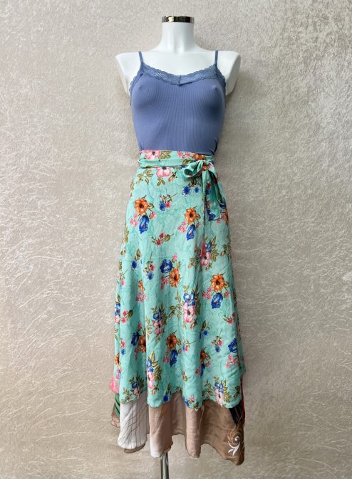 Vintage sari wikkelrok uit India, die aan twee kanten te dragen is. Dubbelzijdig dus! Gemaakt van tweedehands sari's dus elke rok is uniek. Past met maten XS-XXL. Upcycled en recycled fashion uit India.