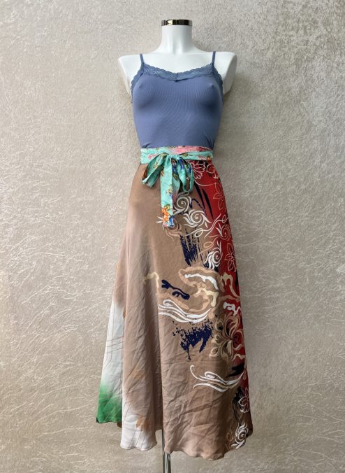 Vintage sari wikkelrok uit India, die aan twee kanten te dragen is. Dubbelzijdig dus! Gemaakt van tweedehands sari's dus elke rok is uniek. Past met maten XS-XXL. Upcycled en recycled fashion uit India.
