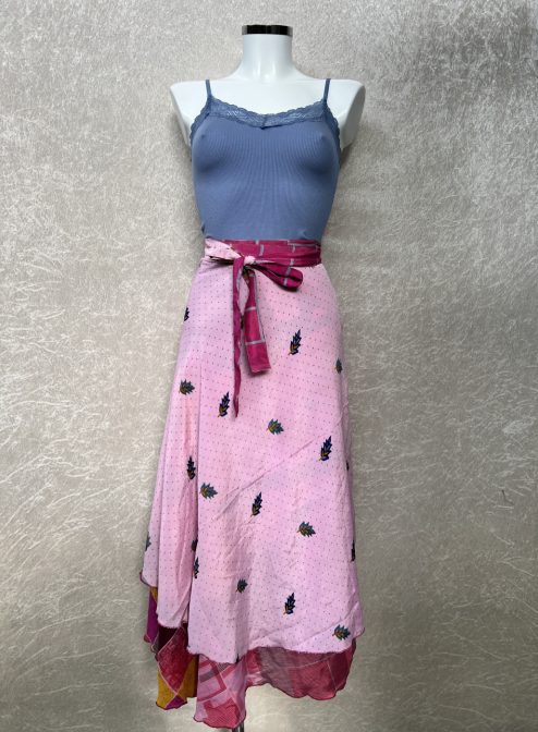 Vintage sari wikkelrok uit India, die aan twee kanten te dragen is. Dubbelzijdig dus! Gemaakt van tweedehands sari's dus elke rok is uniek. Past met maten XS-XXL. Upcycled en recycled fashion uit India.