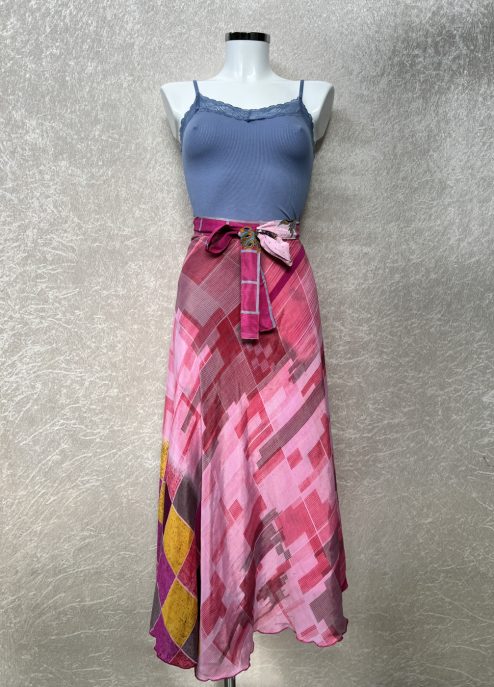 Vintage sari wikkelrok uit India, die aan twee kanten te dragen is. Dubbelzijdig dus! Gemaakt van tweedehands sari's dus elke rok is uniek. Past met maten XS-XXL. Upcycled en recycled fashion uit India.