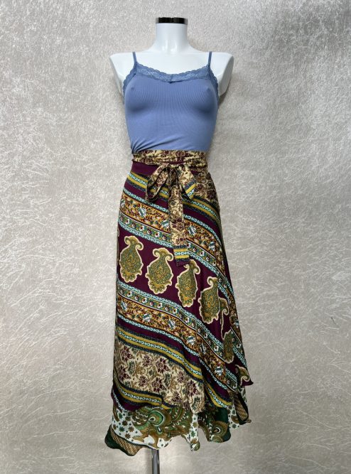 Vintage sari wikkelrok uit India, die aan twee kanten te dragen is. Dubbelzijdig dus! Gemaakt van tweedehands sari's dus elke rok is uniek. Past met maten XS-XXL. Upcycled en recycled fashion uit India.