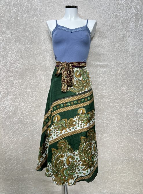 Vintage sari wikkelrok uit India, die aan twee kanten te dragen is. Dubbelzijdig dus! Gemaakt van tweedehands sari's dus elke rok is uniek. Past met maten XS-XXL. Upcycled en recycled fashion uit India.