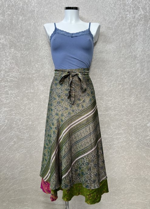 Vintage sari wikkelrok uit India, die aan twee kanten te dragen is. Dubbelzijdig dus! Gemaakt van tweedehands sari's dus elke rok is uniek. Past met maten XS-XXL. Upcycled en recycled fashion uit India.