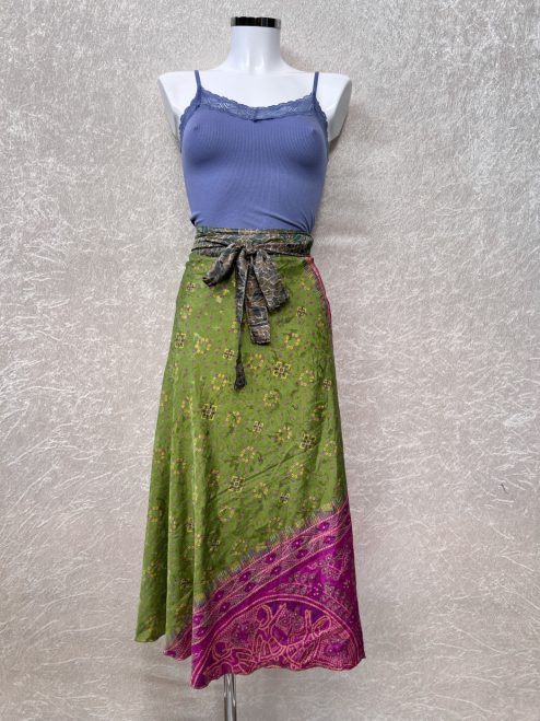 Vintage sari wikkelrok uit India, die aan twee kanten te dragen is. Dubbelzijdig dus! Gemaakt van tweedehands sari's dus elke rok is uniek. Past met maten XS-XXL. Upcycled en recycled fashion uit India.