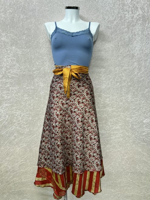 Vintage sari wikkelrok uit India, die aan twee kanten te dragen is. Dubbelzijdig dus! Gemaakt van tweedehands sari's dus elke rok is uniek. Past met maten XS-XXL. Upcycled en recycled fashion uit India.