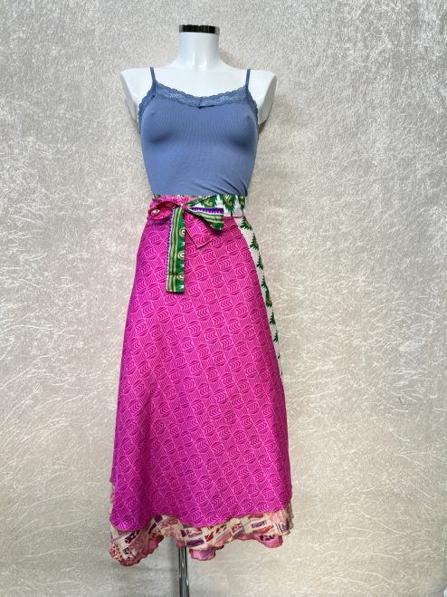 Vintage sari wikkelrok uit India, die aan twee kanten te dragen is. Dubbelzijdig dus! Gemaakt van tweedehands sari's dus elke rok is uniek. Past met maten XS-XXL. Upcycled en recycled fashion uit India.