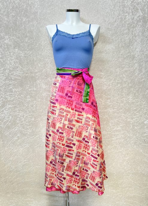 Vintage sari wikkelrok uit India, die aan twee kanten te dragen is. Dubbelzijdig dus! Gemaakt van tweedehands sari's dus elke rok is uniek. Past met maten XS-XXL. Upcycled en recycled fashion uit India.