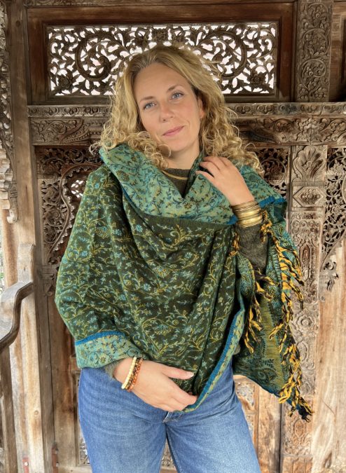 Supergrote warme zogeheten Tibet sjaal uit India, 80% acryl, 20% wol. Prachtige patronen en kleuren. Als sjaal, stola of dekentje op de bank of mee naar waar je ook gaat of staat. Deze worden meestal ten onrechte als een yakwol sjaal verkocht, lees meer op onze site.