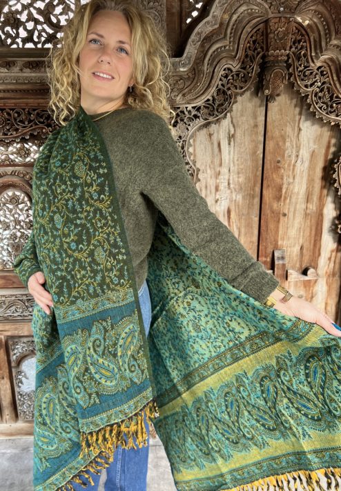 Supergrote warme zogeheten Tibet sjaal uit India, 80% acryl, 20% wol. Prachtige patronen en kleuren. Als sjaal, stola of dekentje op de bank of mee naar waar je ook gaat of staat. Deze worden meestal ten onrechte als een yakwol sjaal verkocht, lees meer op onze site.