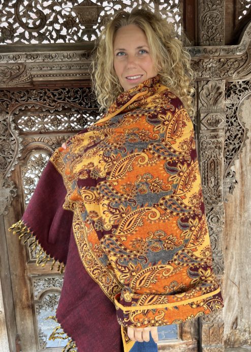 Supergrote warme zogeheten Tibet sjaal uit India, 80% acryl, 20% wol. Prachtige patronen en kleuren. Als sjaal, stola of dekentje op de bank of mee naar waar je ook gaat of staat. Deze worden overal ten onrechte als yakwol verkocht, lees meer op onze site.