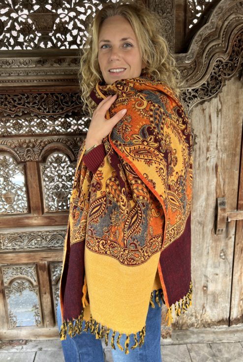 Supergrote warme zogeheten Tibet sjaal uit India, 80% acryl, 20% wol. Prachtige patronen en kleuren. Als sjaal, stola of dekentje op de bank of mee naar waar je ook gaat of staat. Deze worden meestal ten onrechte als een yakwol sjaal verkocht, lees meer op onze site.