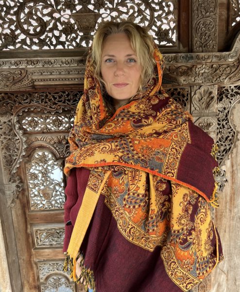 Supergrote warme zogeheten Tibet sjaal uit India, 80% acryl, 20% wol. Prachtige patronen en kleuren. Als sjaal, stola of dekentje op de bank of mee naar waar je ook gaat of staat. Deze worden meestal ten onrechte als een yakwol sjaal verkocht, lees meer op onze site.