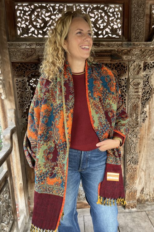 Supergrote warme zogeheten Tibet sjaal uit India, 80% acryl, 20% wol. Prachtige patronen en kleuren. Als sjaal, stola of dekentje op de bank of mee naar waar je ook gaat of staat. Deze worden meestal ten onrechte als een yakwol sjaal verkocht, lees meer op onze site.