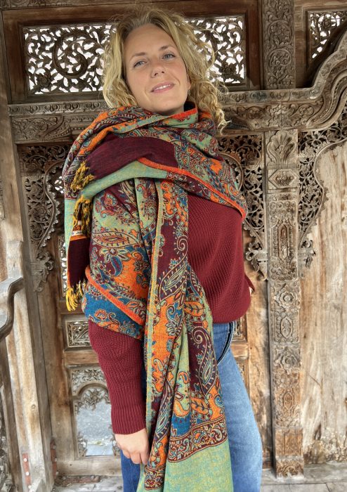 Supergrote warme zogeheten Tibet sjaal uit India, 80% acryl, 20% wol. Prachtige patronen en kleuren. Als sjaal, stola of dekentje op de bank of mee naar waar je ook gaat of staat. Deze worden meestal ten onrechte als een yakwol sjaal verkocht, lees meer op onze site.