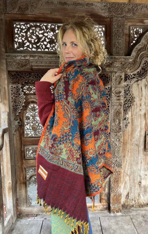 Supergrote warme zogeheten Tibet sjaal uit India, 80% acryl, 20% wol. Prachtige patronen en kleuren. Als sjaal, stola of dekentje op de bank of mee naar waar je ook gaat of staat. Deze worden meestal ten onrechte als een yakwol sjaal verkocht, lees meer op onze site.