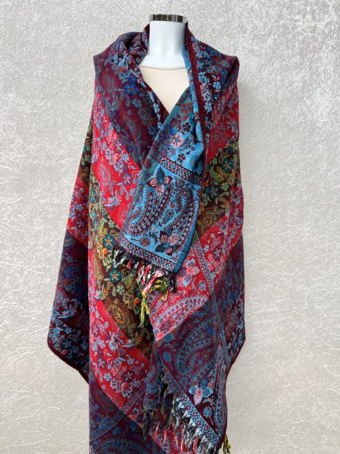 Supergrote warme zogeheten Tibet sjaal uit India, 80% acryl, 20% wol. Prachtige patronen en kleuren. Als sjaal, stola of dekentje op de bank of mee naar waar je ook gaat of staat. Deze worden meestal ten onrechte als een yakwol sjaal verkocht, lees meer op onze site.