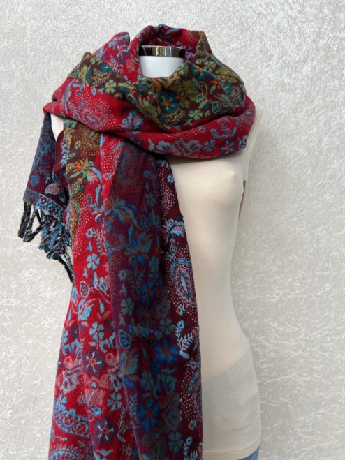 Supergrote warme zogeheten Tibet sjaal uit India, 80% acryl, 20% wol. Prachtige patronen en kleuren. Als sjaal, stola of dekentje op de bank of mee naar waar je ook gaat of staat. Deze worden meestal ten onrechte als een yakwol sjaal verkocht, lees meer op onze site.