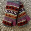 Met de hand gebreide polswarmers uit Nepal. Ook wel vingerloze handschoenen genoemd. Honderd procent wol en gevoerd met goed isolerende fleece. Elk paar is uniek want handwerk! Geschikt voor dames en heren.