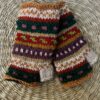 Met de hand gebreide polswarmers uit Nepal. Ook wel vingerloze handschoenen genoemd. Honderd procent wol en gevoerd met goed isolerende fleece. Elk paar is uniek want handwerk! Geschikt voor dames en heren.