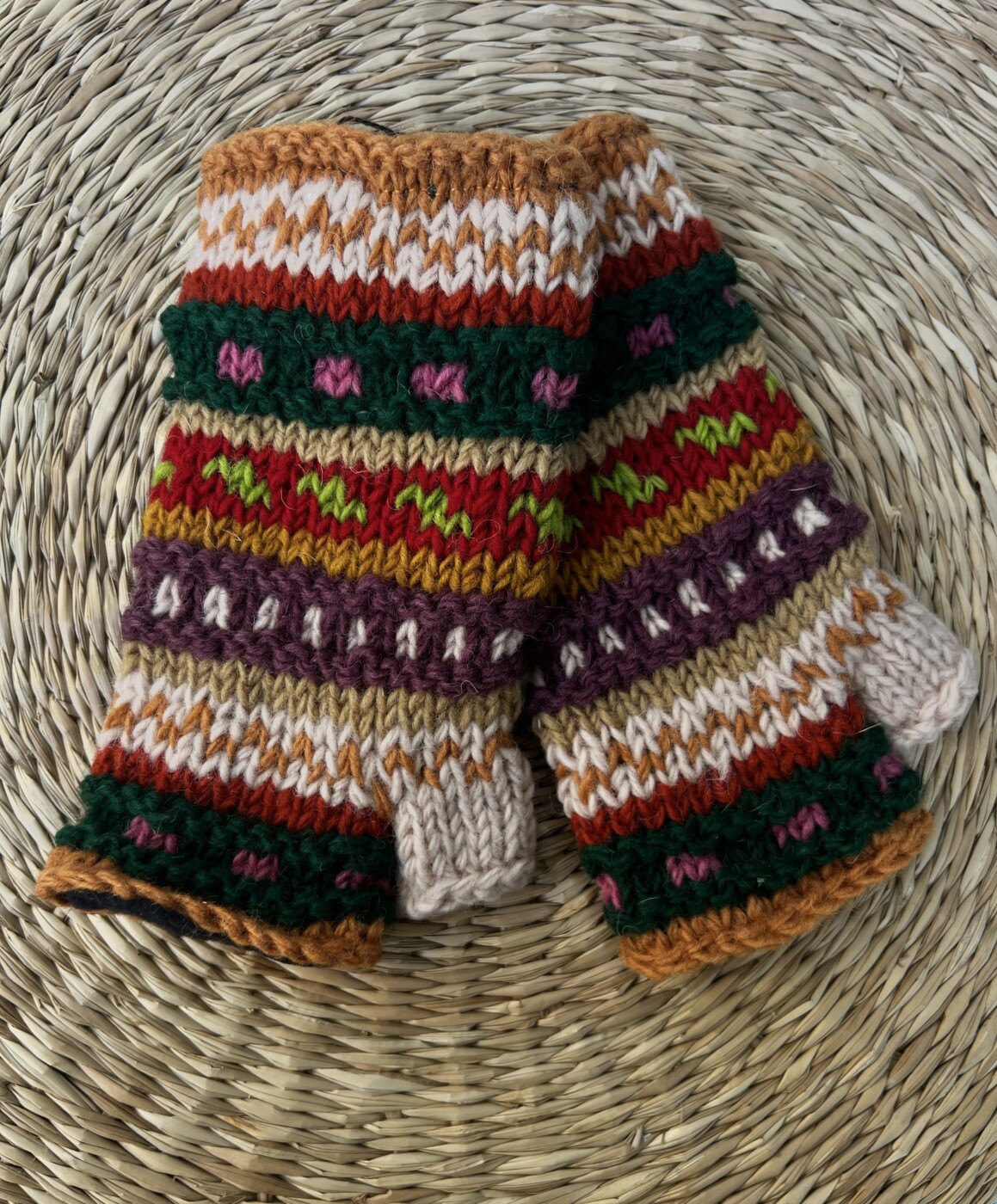 Met de hand gebreide polswarmers uit Nepal. Ook wel vingerloze handschoenen genoemd. Honderd procent wol en gevoerd met goed isolerende fleece. Elk paar is uniek want handwerk! Geschikt voor dames en heren.