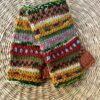 Met de hand gebreide polswarmers uit Nepal. Ook wel vingerloze handschoenen genoemd. Honderd procent wol en gevoerd met goed isolerende fleece. Elk paar is uniek want handwerk! Geschikt voor dames en heren.