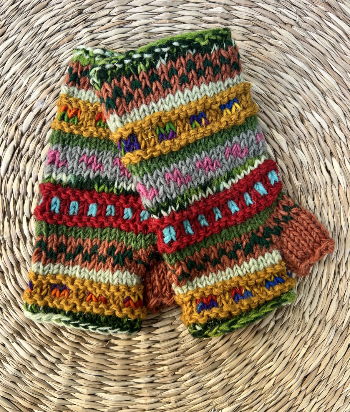 Met de hand gebreide polswarmers uit Nepal. Ook wel vingerloze handschoenen genoemd. Honderd procent wol en gevoerd met goed isolerende fleece. Elk paar is uniek want handwerk! Geschikt voor dames en heren.