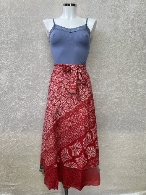 Vintage sari wikkelrok uit India, die aan twee kanten te dragen is. Dubbelzijdig dus! Gemaakt van tweedehands sari's dus elke rok is uniek. Past met maten XS-XXL. Upcycled en recycled fashion uit India.